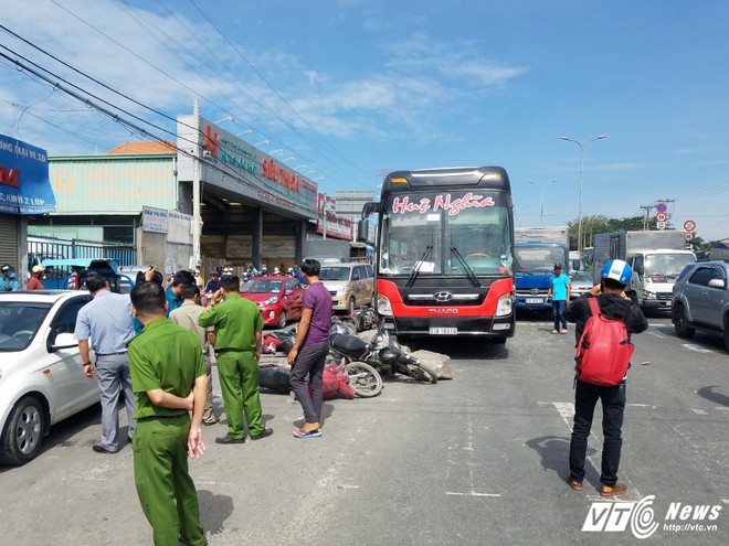 Xe khách lùa hàng loạt xe máy vào gầm, 3 người nguy kịch - Ảnh 1.