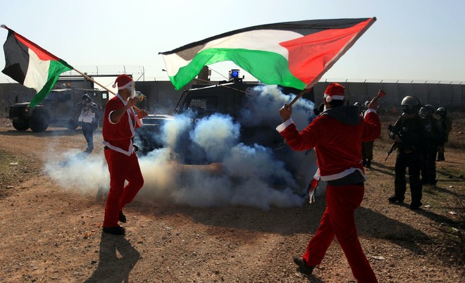 Giáng sinh khói lửa: Người Palestine và quân đội Israel lao vào nhau giữa nơi Chúa ra đời - Ảnh 3.