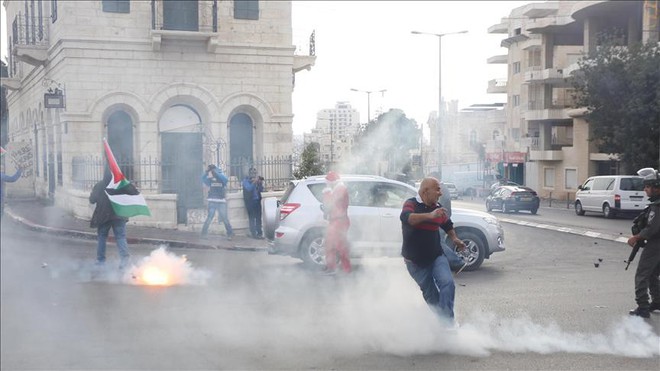 Giáng sinh khói lửa: Người Palestine và quân đội Israel lao vào nhau giữa nơi Chúa ra đời - Ảnh 5.