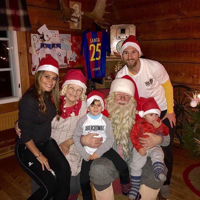 Messi và Ronaldo đón Giáng sinh ấm áp bên gia đình sau El Clasico - Ảnh 1.