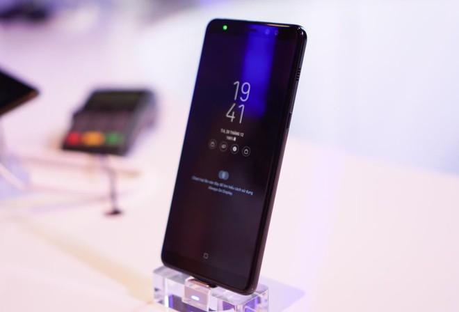 Màn hình tràn viền, kháng nước IP68, camera selfie kép: Galaxy A8 và A8+ lại khiến người ta xôn xao  - Ảnh 1.