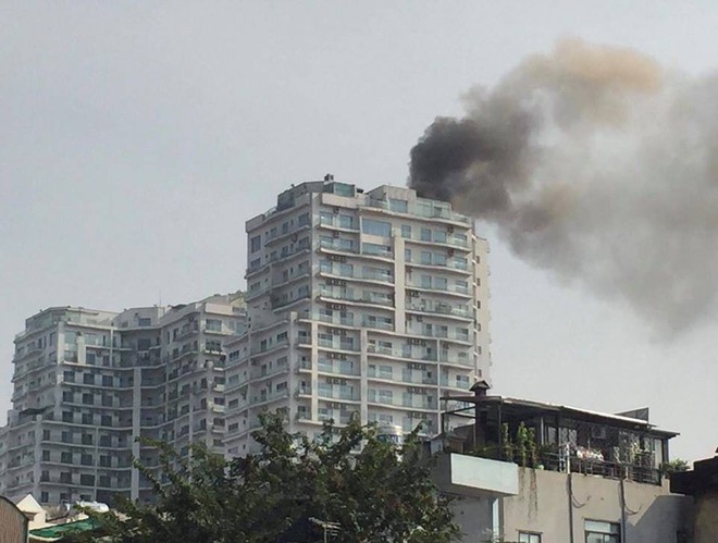 Cháy lớn tại chung cư cao cấp cạnh Hồ Tây - Hà Nội - Ảnh 1.
