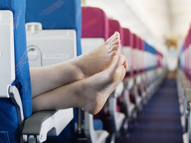 Cởi giày trên máy bay, người đàn ông bị hành khách khác đâm trọng thương vì tất chân quá thối - Ảnh 2.