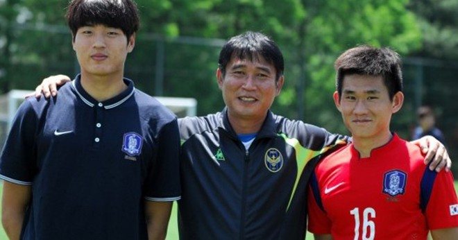 ‘Phù thủy’ U23 Hàn Quốc là bạn thân HLV Park Hang Seo - Ảnh 1.