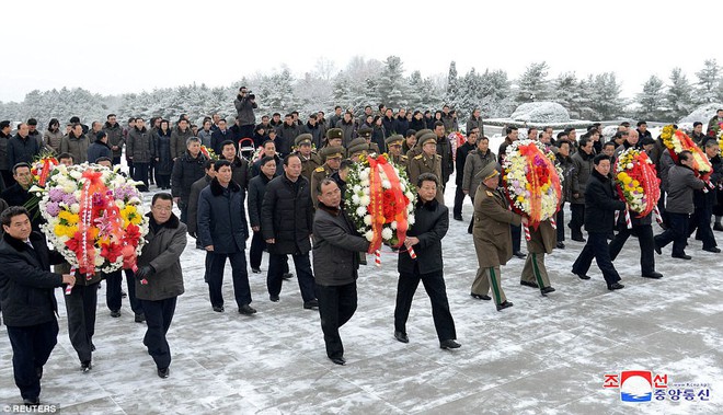 Mặc lệnh trừng phạt, người Triều Tiên nhảy múa mừng sinh nhật bà nội ông Kim Jong-un - Ảnh 2.