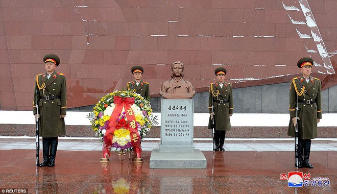 Mặc lệnh trừng phạt, người Triều Tiên nhảy múa mừng sinh nhật bà nội ông Kim Jong-un - Ảnh 3.