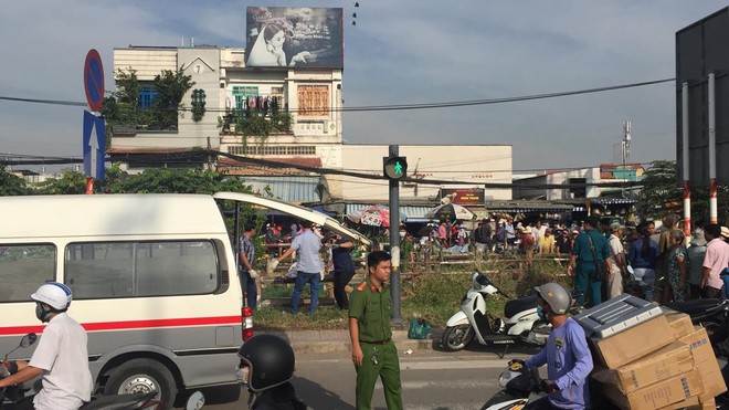 TP.HCM: Bỏ lại xe máy, người phụ nữ leo qua rào chắn lao đầu vào xe lửa tử vong - Ảnh 1.