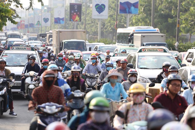 Ngày làm việc cuối cùng trước kỳ nghỉ Tết Dương lịch 2018: Đang ùn tắc kéo dài ở cửa ngõ sân bay Tân Sơn Nhất - Ảnh 1.