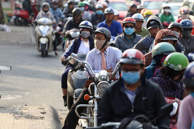 Ngày làm việc cuối cùng trước kỳ nghỉ Tết Dương lịch 2018: Đang ùn tắc kéo dài ở cửa ngõ sân bay Tân Sơn Nhất - Ảnh 2.