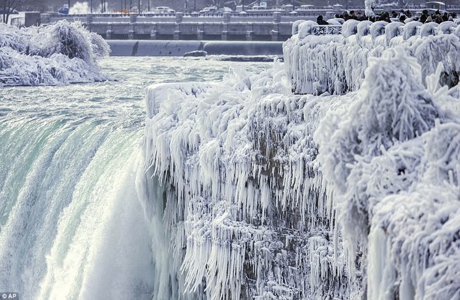 Cảnh tượng đáng sợ nhưng cũng hiếm gặp: Thác nước hùng vĩ bậc nhất nước Mỹ đóng băng dưới thời tiết giá lạnh - Ảnh 2.
