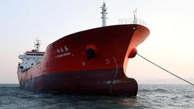 Hàn Quốc lại bắt thêm một tàu nghi chuyển dầu cho Triều Tiên - Ảnh 1.