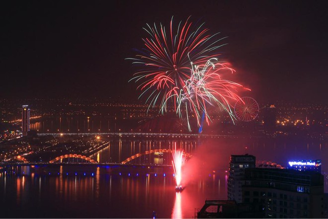Cả nước đã chào đón năm 2018, pháo hoa rực sáng trên sông Hàn - Ảnh 22.