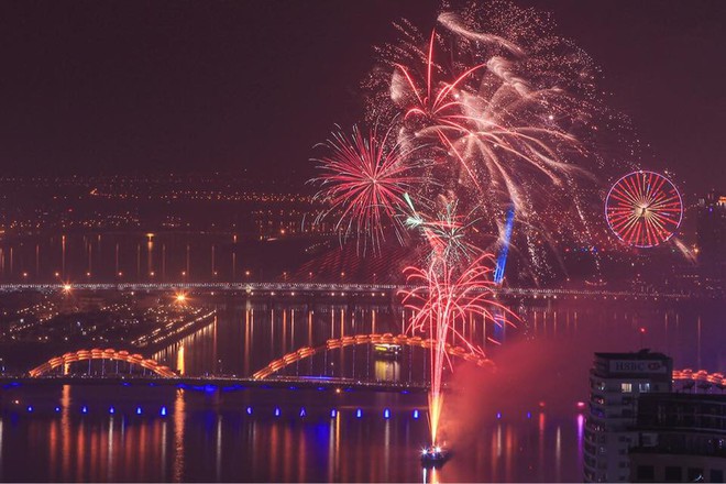 Cả nước đã chào đón năm 2018, pháo hoa rực sáng trên sông Hàn - Ảnh 23.