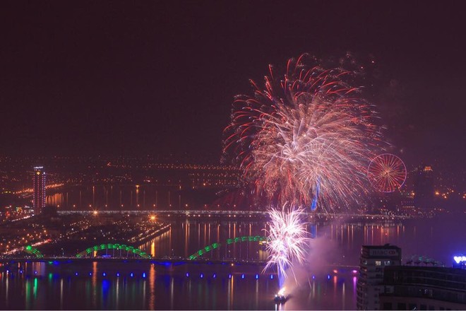Cả nước đã chào đón năm 2018, pháo hoa rực sáng trên sông Hàn - Ảnh 24.