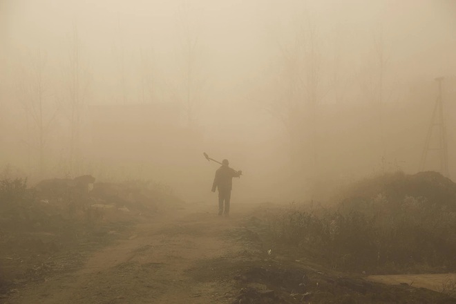 Ô nhiễm tới mức ngày biến thành đêm ở Trung Quốc - Ảnh 11.
