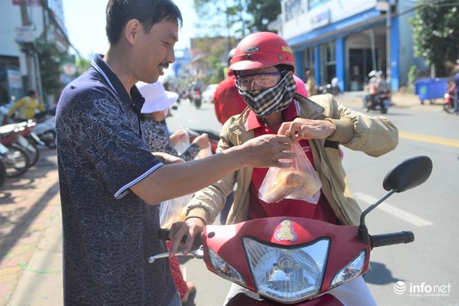 Chùa Bà Thiên Hậu: Du khách xúc động nhận nước uống, đồ ăn, giữ xe miễn phí - Ảnh 10.