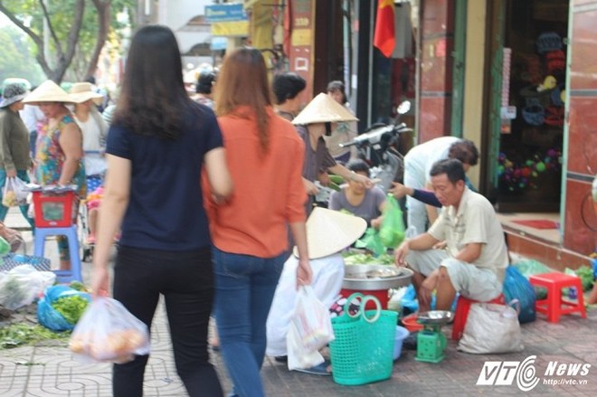 Xe biển xanh, hàng quán vẫn ‘cướp’ vỉa hè trắng trợn ở trung tâm Sài Gòn - Ảnh 11.