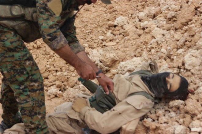 IS giãy giụa ở Raqqa, điên cuồng đánh bom tự sát - Ảnh 11.
