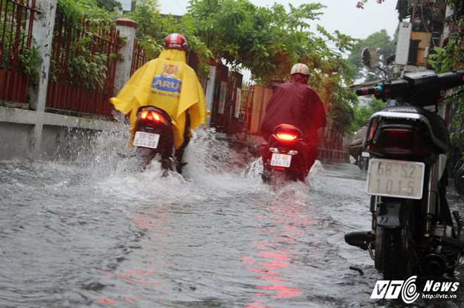 Mưa trắng trời Sài Gòn, hàng loạt tuyến đường chìm trong biển nước - Ảnh 11.