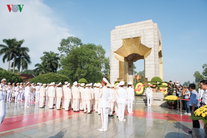 Lãnh đạo Đảng, Nhà nước dâng hương tưởng niệm các anh hùng liệt sĩ - Ảnh 11.