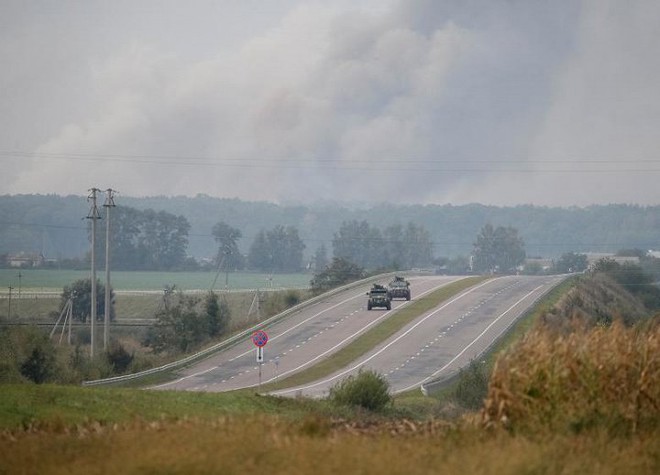 Kho vũ khí Ukraine nổ tan tành, tạo cầu lửa khổng lồ - Ảnh 11.