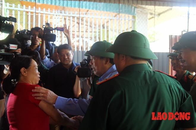 Hình ảnh xúc động: Phó Thủ tướng Trương Hòa Bình thắp hương cho nạn nhân bị lũ cuốn bên dòng suối Thia - Ảnh 11.