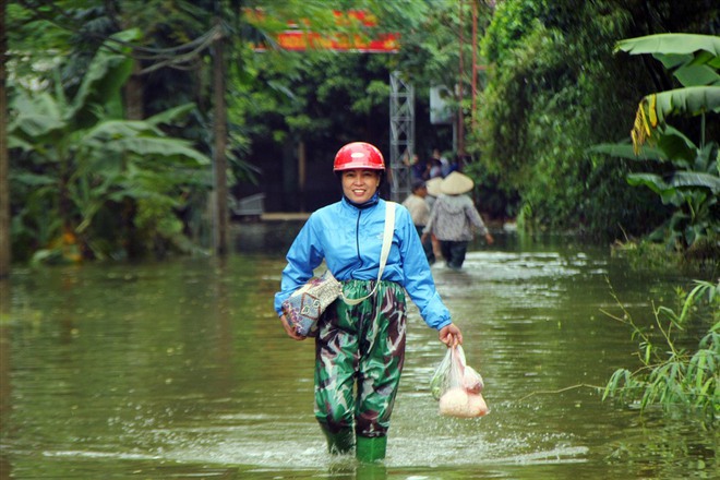 Gần 1 tuần vỡ đê Chương Mỹ: Trẻ em ngồi xe cải tiến vượt sông đến trường - Ảnh 11.