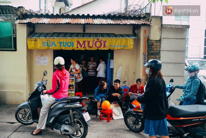 Sữa tươi Mười vào sáng tinh mơ và câu chuyện 20 năm gây thương nhớ của những cô chủ quán dễ thương nhất Sài Gòn - Ảnh 11.