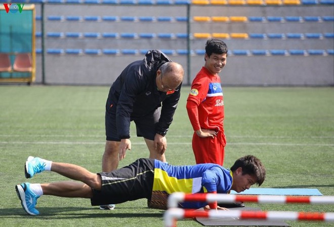 Cầu thủ U23 Việt Nam bị HLV Park Hang Seo đánh đòn vì tập sai - Ảnh 11.