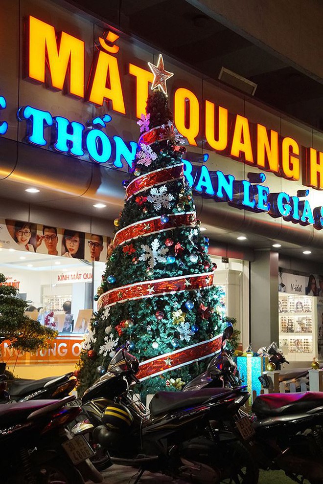 Không khí Noel tràn ngập phố phường Hà Nội - Ảnh 11.