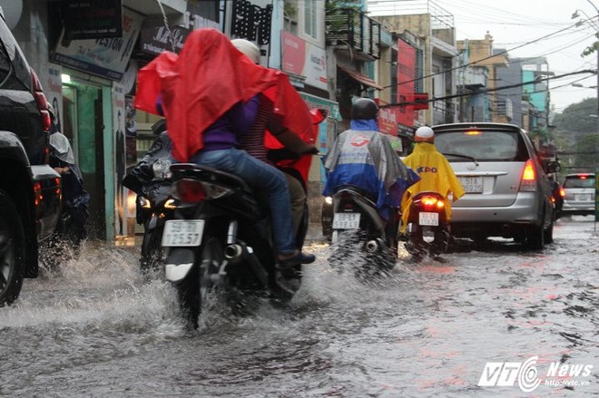 Mưa trắng trời Sài Gòn, hàng loạt tuyến đường chìm trong biển nước - Ảnh 12.