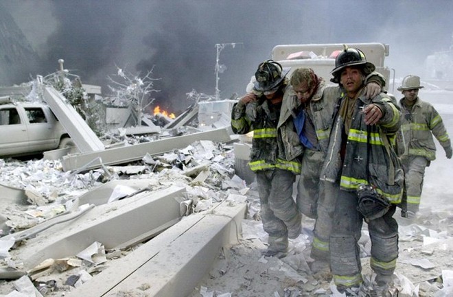 Những hình ảnh khiến nước Mỹ không thể quên vụ khủng bố 11/9 - Ảnh 12.