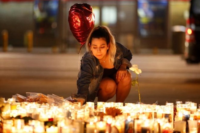 Nước Mỹ lặng đi tưởng niệm các nạn nhân vụ xả súng ở Las Vegas - Ảnh 12.