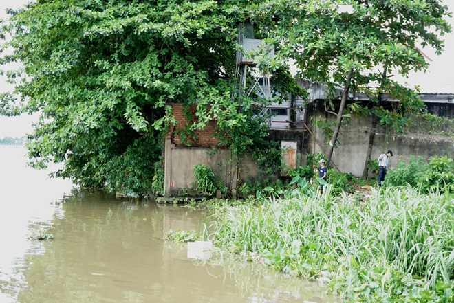 Kinh hãi 27 căn nhà sắp tuột xuống sông Sài Gòn! - Ảnh 12.