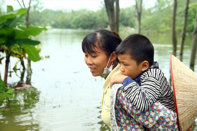 Gần 1 tuần vỡ đê Chương Mỹ: Trẻ em ngồi xe cải tiến vượt sông đến trường - Ảnh 12.