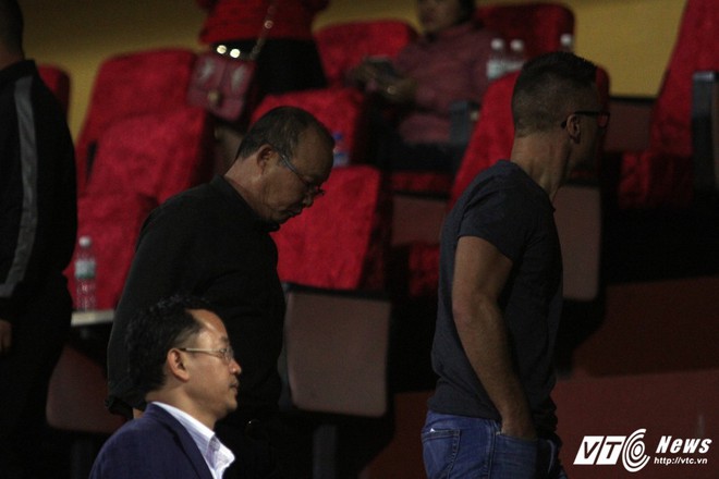 Bầu Hiển cười tươi xuống sân chúc mừng Hà Nội FC lên đỉnh V-League - Ảnh 12.