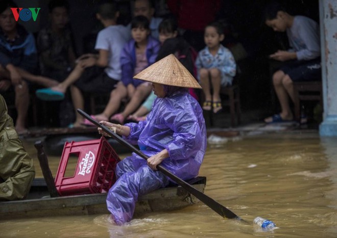 Người dân Huế chèo thuyền, đánh cá trên đường phố trong ngày mưa lũ - Ảnh 12.