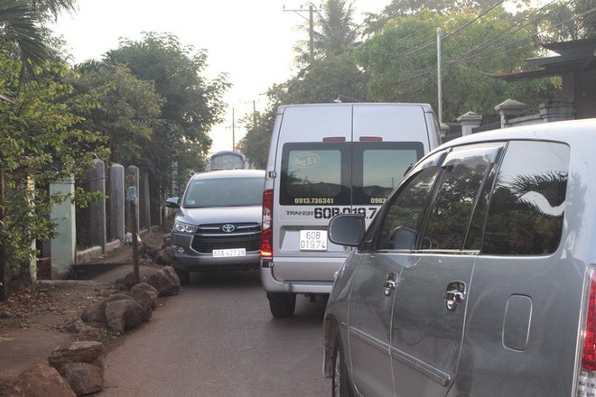 Xe né trạm BOT Biên Hòa, kẹt xe kinh khủng trong đường làng - Ảnh 11.