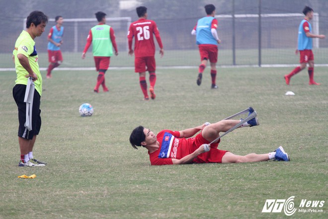 Bị học trò xâu kim, HLV Park Hang Seo ngã lăn ra sân - Ảnh 13.