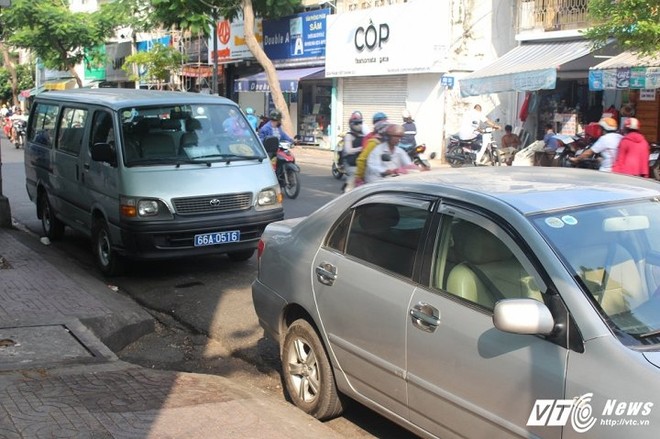 Xe biển xanh, hàng quán vẫn ‘cướp’ vỉa hè trắng trợn ở trung tâm Sài Gòn - Ảnh 13.