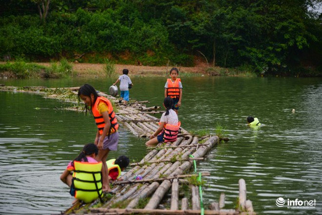 Lạng Sơn: Cô lập giữa ốc đảo, người dân thót tim qua cầu phao tạm bằng tre nứa - Ảnh 13.