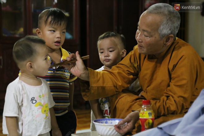 Sư cô bị tố bỏ đói trẻ mồ côi, để các bé nằm ngủ trên nền nhà dơ bẩn: Ở Tịnh xá đầy đủ nhu yếu phẩm, chỉ thiếu bảo mẫu - Ảnh 14.