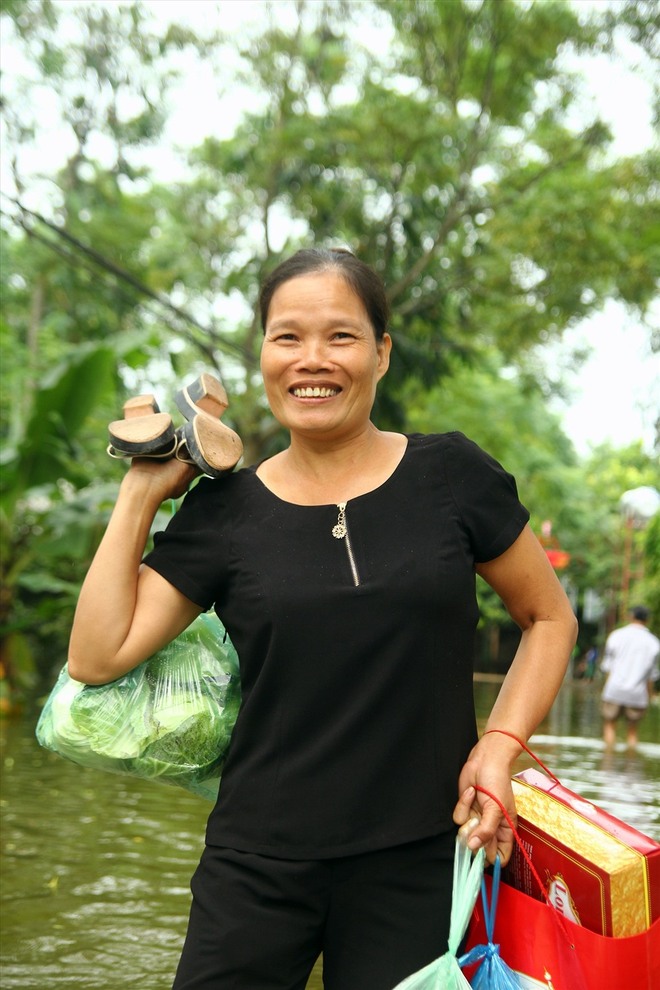 Gần 1 tuần vỡ đê Chương Mỹ: Trẻ em ngồi xe cải tiến vượt sông đến trường - Ảnh 13.