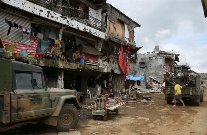 Thoát phiến quân thân IS, thành phố Philippines thành đống gạch vụn khổng lồ - Ảnh 13.