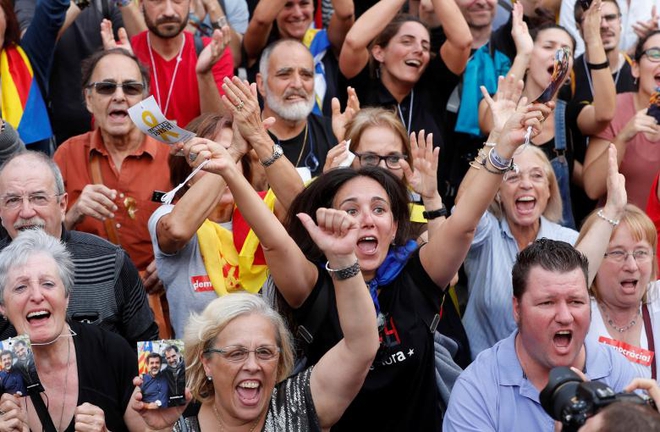 Ảnh: Catalan tuyên bố độc lập, hàng vạn người dân đổ ra đường ăn mừng - Ảnh 13.