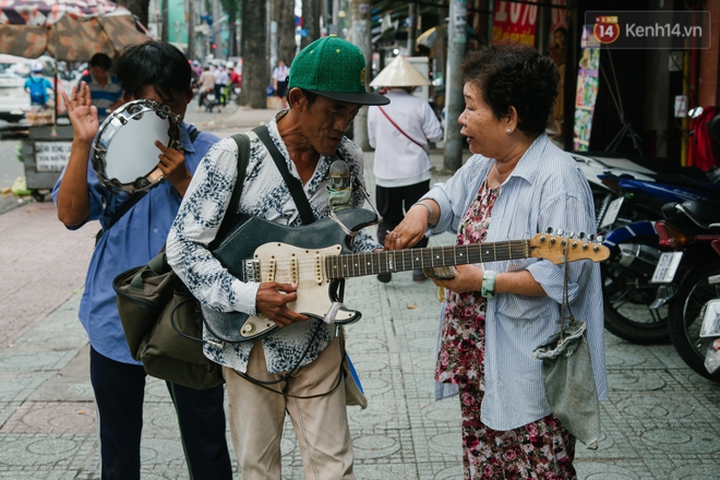 Chuyện Tám mù hát rong - Người cha lang thang Sài Gòn bán tiếng ca kiếm tiền chữa trị đôi mắt cho con gái - Ảnh 14.