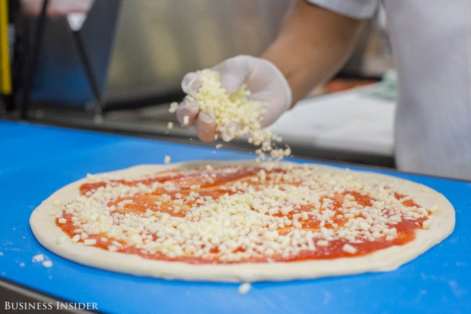 Không chỉ phục vụ nhà hàng, khách sạn, giờ robot còn có thể làm bánh pizza hết sức xuất sắc - Ảnh 13.