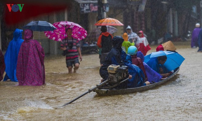 Người dân Huế chèo thuyền, đánh cá trên đường phố trong ngày mưa lũ - Ảnh 13.