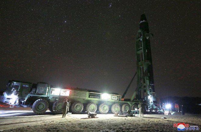 Chi tiết quá trình chuẩn bị phóng tên lửa có thể vươn đến Washington của Triều Tiên - Ảnh 13.