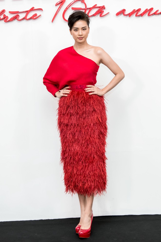 Angela Phương Trinh mang cả tổ chim lên đầu, nổi bật giữa dàn mỹ nhân tuyền màu đỏ của NTK Đỗ Mạnh Cường - Ảnh 13.